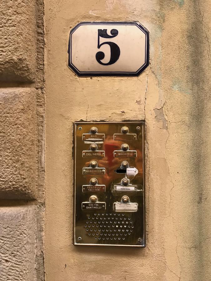 Authentic Flat In The City Center Florencia Exterior foto